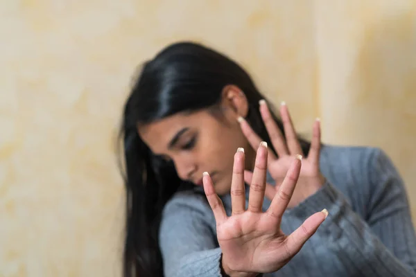 Samoobrona Młoda Hinduska Kobieta Zakrywająca Twarz Dłonią — Zdjęcie stockowe