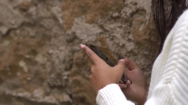 发短信女人用现代智能手机修指甲的手 — 图库视频影像
