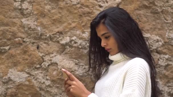 Ztrácíme Čas Online Mladá Puberťačka Dívá Svůj Smartphone Selektivní Zaměření — Stock video