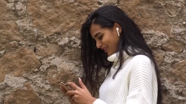 Marnowanie Czasu Online Młoda Nastolatka Spogląda Dół Smartfona Skupienie Selektywne — Wideo stockowe