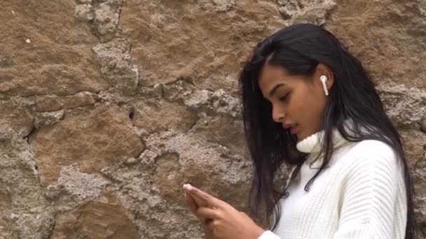 Çevrimiçi Zaman Kaybı Genç Bir Kız Akıllı Telefonuna Bakıyor Seçici — Stok video
