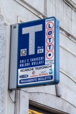 Roma, İtalya - 17 Ocak 2021 Tabacchi tabelası, İtalyan tütün dükkanı. Ayrıca tütün dükkanı, tütün dükkanı veya sigara dükkanı da denir, tütün ürünleri satan bir perakendecidir.
