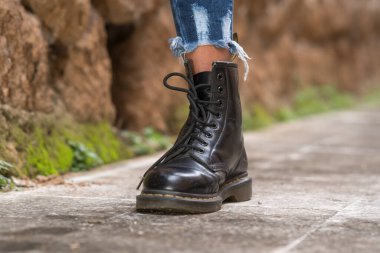 Roma, İtalya - 22 Ocak 2021: klasik siyah deri Dr. Martens AirWair botları. Dr Martens bir İngiliz ayakkabı, aksesuar ve giyim markası.