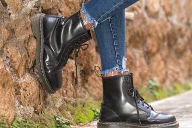 Roma, İtalya - 22 Ocak 2021: klasik siyah deri Dr. Martens AirWair botları. Dr Martens bir İngiliz ayakkabı, aksesuar ve giyim markası.