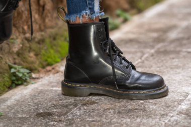 Roma, İtalya - 22 Ocak 2021: klasik siyah deri Dr. Martens AirWair botları. Dr Martens bir İngiliz ayakkabı, aksesuar ve giyim markası.