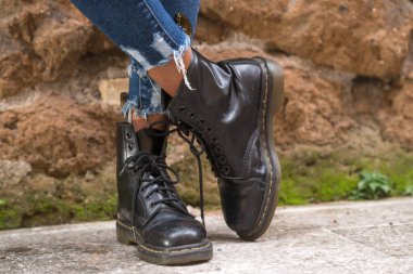 Roma, İtalya - 22 Ocak 2021: klasik siyah deri Dr. Martens AirWair botları. Dr Martens bir İngiliz ayakkabı, aksesuar ve giyim markası.