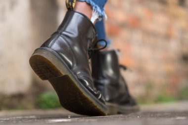 Roma, İtalya - 22 Ocak 2021: klasik siyah deri Dr. Martens AirWair botları. Dr Martens bir İngiliz ayakkabı, aksesuar ve giyim markası.