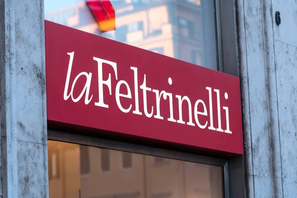 Roma Gennaio 2021 Segnaletica Libreria Feltrinelli Giangiacomo Feltrinelli Editore Una — Foto Stock