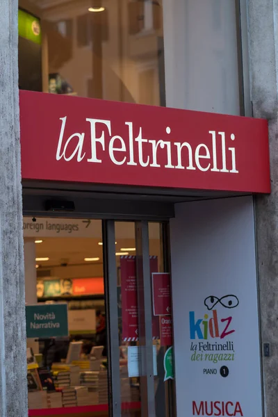 Rome Italie Janvier 2021 Signalisation Librairie Feltrinelli Giangiacomo Feltrinelli Editore — Photo
