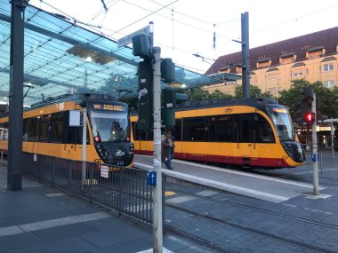 Karlsruhe, Almanya - 9 Temmuz 2020: Şehir treni, Karlsruher Verkehrsverbund demiryolu aracı, Alman Ulaştırma Dairesi