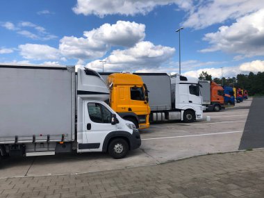 Prag, Çek Cumhuriyeti - 12 Temmuz 2020: Otoyoldaki dinlenme alanında renkli kamyonlar sıralanacak