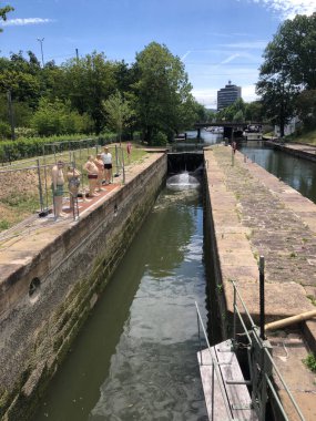 Heilbronn, Almanya - 10 Temmuz 2020: Yüzücü heykelleri ve çevresindeki manzara Heilbronn Federal Garden Show BUGA, Almanya 'nın Baden-Wrttemberg eyaletinde bir şehir