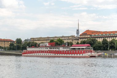 Prag, Çek Cumhuriyeti - 25 Temmuz 2020: Otel Albatros, restoranı olan otel teknesi