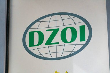 Berlin, Almanya - 28 Temmuz 2020: DZOI Amblemi, Deutsches Zentrum fr orale Implantologie, Alman Ağız İmplantı Merkezi, diş implantolojisi profesyonel derneği