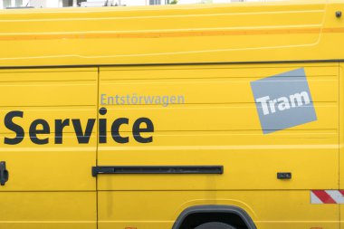 Berlin, Almanya - 28 Temmuz 2020: Berliner Verkehrsbetriebe (BVG) özel minibüsü, Berlin tramvayının tüm ray ağını tamir veya yağlamak için kullanılan araç