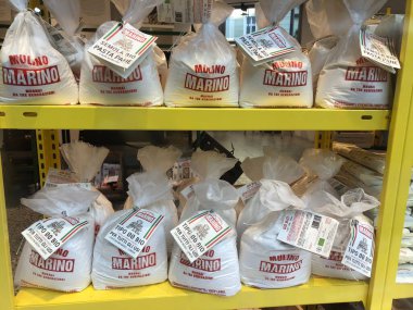 Berlin, Almanya - 9 Eylül 2020: İtalyan Mulino Marino un çuvalları