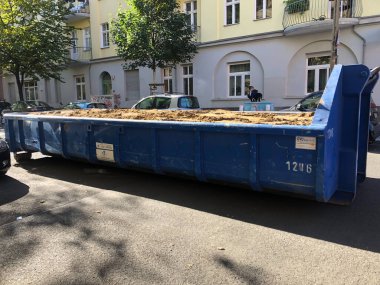 Berlin, Almanya - 18 Eylül 2020: Çakıl taşı veya kayalar, bir konteynırda inşaat ve kahverengi toprak yığınları