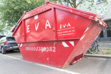 Berlin, Almanya - 8 Haziran 2020: Konut enkazı temizleme veya dolu çöp konteynırı. Ev çöpleri için konteynır