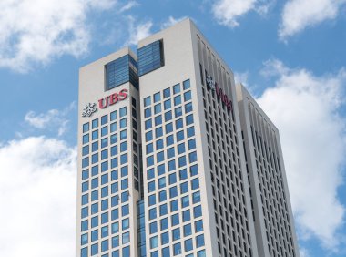 Frankfurt am Main, Almanya - 27 Haziran 2020: UBS Avrupa SE merkez ofis gökdeleni. UBS Group AG UBS Group SA UBS Group Inc., İsviçre yasaları uyarınca kurulmuş bir kamu şirketidir.
