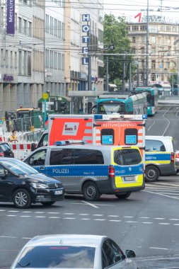 Frankfurt am Main, Almanya - 27 Haziran 2020: Alman ulusal polis kamyonları ve ambulans kurtarma servisi. 112, yangın ve tıbbi acil durum için ücretsiz aranabilecek tek Avrupa numarasıdır.