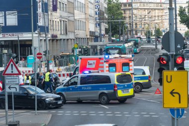 Frankfurt am Main, Almanya - 27 Haziran 2020: Alman ulusal polis kamyonları ve ambulans kurtarma servisi. 112, yangın ve tıbbi acil durum için ücretsiz aranabilecek tek Avrupa numarasıdır.