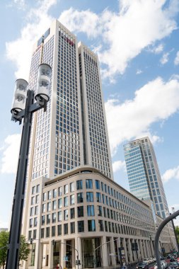 Frankfurt am Main, Almanya - 27 Haziran 2020: UBS Avrupa SE merkez ofis gökdeleni. UBS Group AG UBS Group SA UBS Group Inc., İsviçre yasaları uyarınca kurulmuş bir kamu şirketidir.