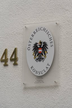 Frankfurt am Main, Almanya - 28 Haziran 2020: Avusturya Fahri Konsolosluğu Almancası Sterreichische Konsulat 'ın bayrağı