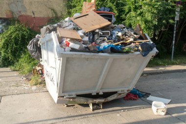 Frankfurt am Main, Almanya - 28 Haziran 2020: Paslı inşaat konteynırları ev çöplerini temizleme veya dolu çöp konteynırları