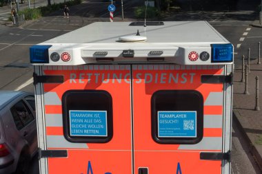 Frankfurt am Main, Almanya - 27 Haziran 2020: Bir Alman ambulans servisinin arka görüntüsü