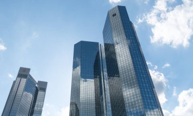 Frankfurt am Main, Almanya - 27 Haziran 2020: Frankfurt merkez ticaret bölgesinde Deutsche Bank genel merkezi olarak da bilinen Deutsche Bank Twin Towers, ikiz kule gökdelen kompleksi