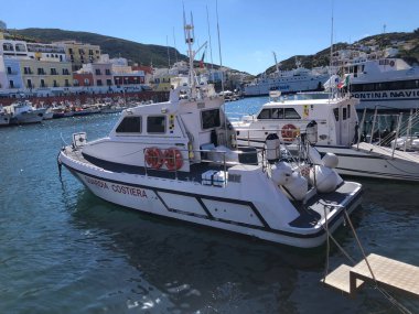 Ponza, İtalya - 3 Eylül 2020 İtalyan Guardia Costiera 'nın Motorlu Botu, Liman Kaptanları Kolordusu, Sahil Güvenlik, Altyapı Bakanlığı kontrolündeki İtalyan Donanması.