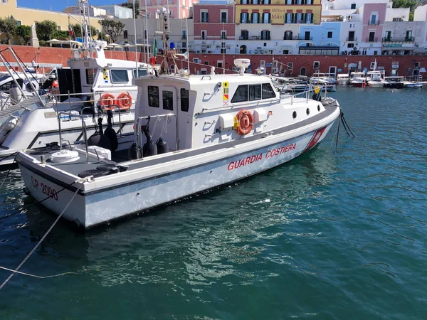 Ponza, İtalya - 3 Eylül 2020 İtalyan Guardia Costiera 'nın Motorlu Botu, Liman Kaptanları Kolordusu, Sahil Güvenlik, Altyapı Bakanlığı kontrolündeki İtalyan Donanması.