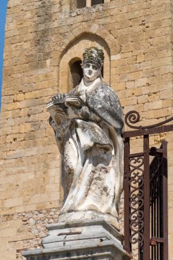 Cefal Katedrali 'nin dışındaki mermer heykel, Sicilya, İtalya, Roma Katolik Bazilikası