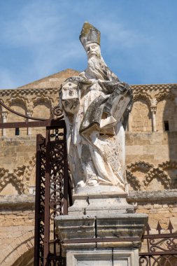 Cefal Katedrali 'nin dışındaki mermer heykel, Sicilya, İtalya, Roma Katolik Bazilikası