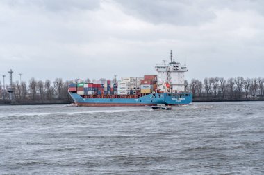 Hamburg, Almanya - 28 Mart 2021: Hamburg konteynır gemisi ve konteynırlar Kuzey Almanya 'da Hamburg limanında
