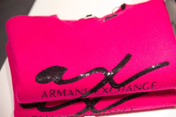 德国柏林 2020年9月25日 粉红套头衫阿玛尼交易所在精品货架上出售 — 图库照片