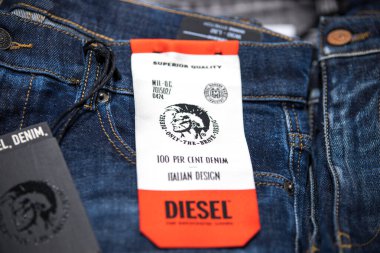 Berlin, Almanya - 30 Eylül 2020: Katlanmış Dizel kotlar bir mağaza rafında