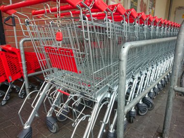 Berlin, Almanya - 24 Ocak 2019: Rewe süpermarketinde alışveriş arabaları hattı