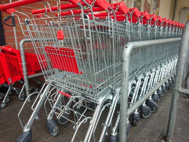 Berlin, Almanya - 24 Ocak 2019: Rewe süpermarketinde alışveriş arabaları hattı