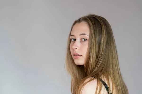 Close Studio Portrait Young Back Turned Woman Turning Her Head — Fotografia de Stock