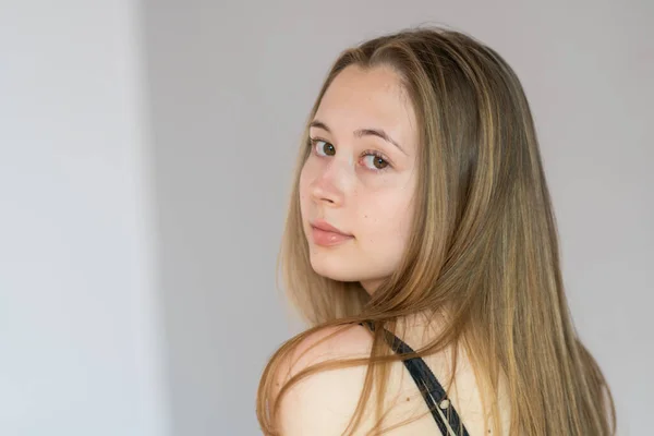 Primer Plano Retrato Estudio Una Joven Mujer Vuelta Hacia Atrás — Foto de Stock