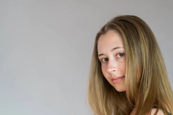 Close Studio Portrait Young Back Turned Woman Turning Her Head — Fotografia de Stock