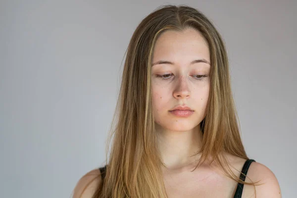 Schöne Blonde Teen Girl Blick Nach Unten Intensive Nahaufnahme Porträt — Stockfoto
