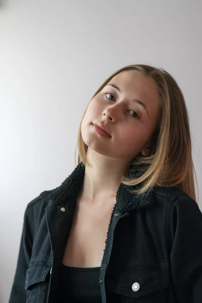 Krásná Blondýnka Teen Dívka Dívá Kameru Intenzivní Close Portrét — Stock fotografie