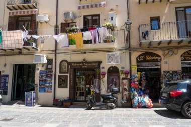 Cefalu, İtalya - 8 Mayıs 2019: Kuzey Sicilya, İtalya 'da Norman katedrali olarak bilinen bir kıyı şehri olan Cefalu Caddesi