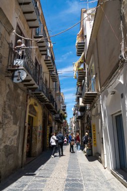 Cefalu, İtalya - 8 Mayıs 2019: Kuzey Sicilya, İtalya 'da Norman katedrali olarak bilinen bir kıyı kenti olan Cefalu' nun yaya caddesi