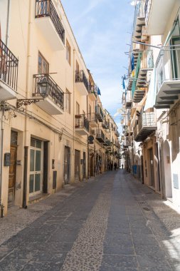 Cefalu, İtalya - 8 Mayıs 2019: Kuzey Sicilya, İtalya 'da Norman katedrali olarak bilinen bir kıyı kenti olan Cefalu' nun yaya caddesi