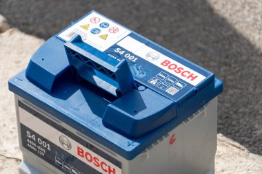 Cefalu, İtalya - 8 Mayıs 2019: S4 001 Bosch Araba Bataryası. Bosch dünyanın en büyük otomotiv tedarikçilerinden biri.