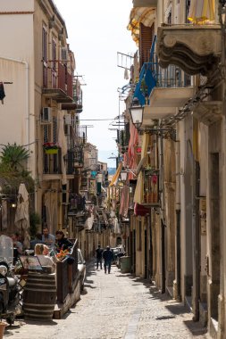 Cefalu, İtalya - 8 Mayıs 2019: Sicilya 'nın kuzeyinde bir kıyı kenti olan Cefalu' nun Dar Caddesi