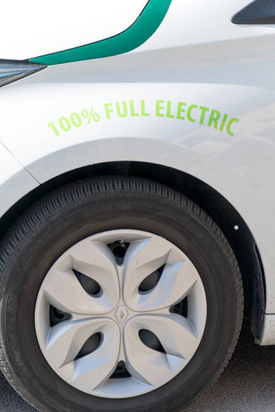 Чефалу, Италия - 8 мая 2019 года: Баннер 100% Full Electric на белом автомобиле Renault